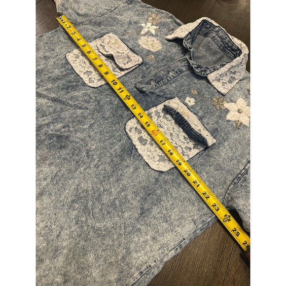 Womens DenimFloral Lace Embellished Acid Wash Short Sleeve - Picture 5 of 6